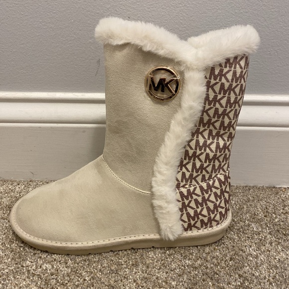 NWOT Michael Kors faux fur snow boots. Size 5. - Picture 10 of 14